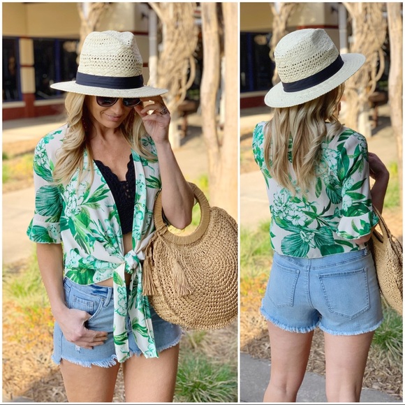 ✨LAST ONE✨Green and Ivory Floral Tie Front Top - Picture 4 of 4